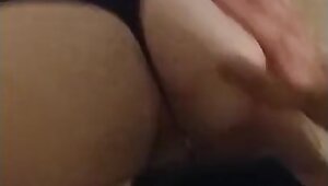 Perrita se deja cojer con casa sola