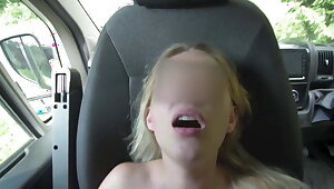 Una giovane turista tedesca scopata al mare da un italiano