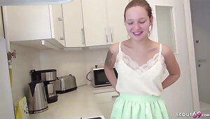 19 JAHRE ALTE STUNDENTIN