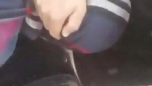 koylu turbanli kiza cayirda sakso cektiriyor