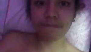 awek lancap pepek atas katil sorang