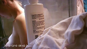 la petite chienne sous la douche episode 2