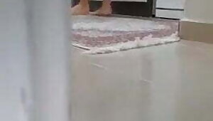 Turbanli kiz tupcunun yaninda kilodunu cikariyor