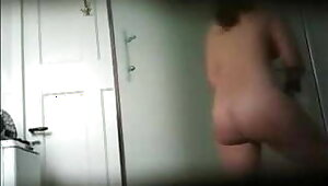 Hot body in bathroom (spycam)