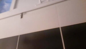 TUVALETTE KENDINI TATMIN EDIYOR