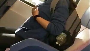 Sutyeniyle oyneyan kiz