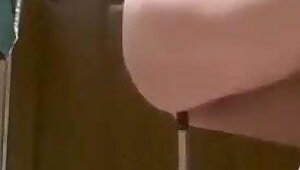 Gotune tuvalet fircasi sokuyor. bu yeni nesil sasirmis