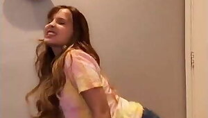 Larissa Manoela empinando a bunda