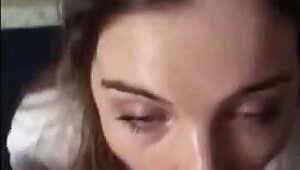 Svensk tjej suger kuk