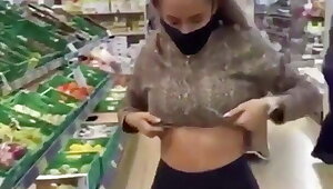 Elle montre cest seins en public