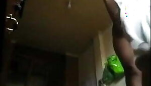 Espiando a prima de visita