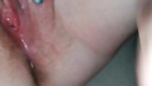 Sie spielt an sich und ich spritz sie an