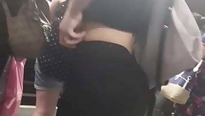 Un incroyable bon cul de latina dans le metro