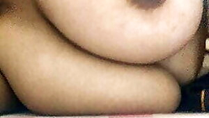 Bhabhi ji ke chuche doodh se bhare huye