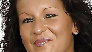 junge brunette in schwarzer heissen waesche besorgt es sich anal vor der kamera