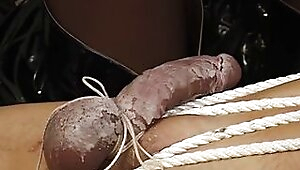 junge brunette herrin fesselt ihren sklaven