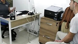 To close a deal to buy an apartment, I fuck the saleswoman's rich pussy - Porn in Spanish