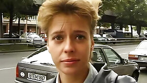 lesbe mit grossen titten geht fuer geld mit zum casting und steckt sich vibrator in die pussy