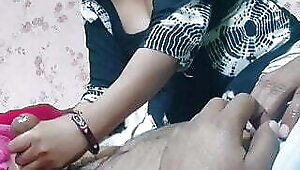 Lund ko lamba karne ki desi tel se massage ki Shabnam ne apni choot fadwane ke liye