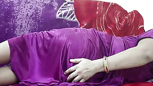 Gav ke gawar ladaki ne apane sasur ke samane nighti pahankar chut chudai ki