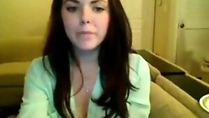 Teen Girl Flashes Her Cute Tits