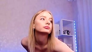 Amateur Webcam Cute Teen Plays Solo with Big Dildo